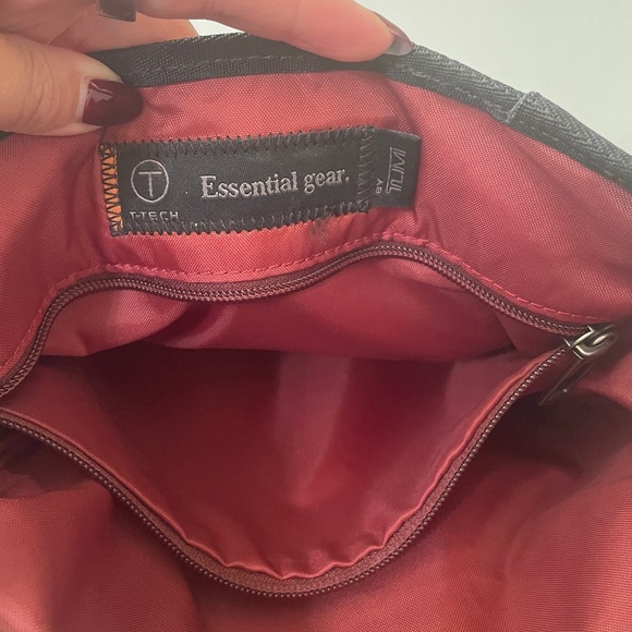 T-Tech by TUMI Essential Gear "Lewis Small Flap Crossbody" Bag - Picture 8 of 13
